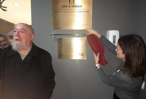 Un momento del homenaje, en el que la directora del IES Suárez, descubre la placa, en presencia de Luis Castellón.