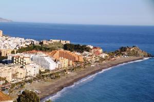 Playa de San Cristóbal y Castillo de San Miguel.