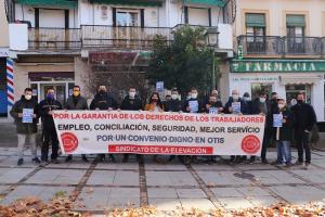 Alejandra Durán, junto a los representantes sindicales de los trabajadores de Otis en Granada.