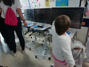 Uno de los niños hospitalizados, frente a uno de los nuevos ordenadores.