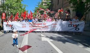 Un niño enarbola una pancarta en la cabecera de la manifestación.