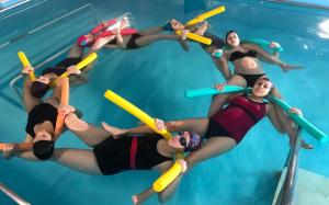 Un grupo de mujeres embarazadas realizan ejercicios en la piscina del Neurotraumatología y Rehabilitación.