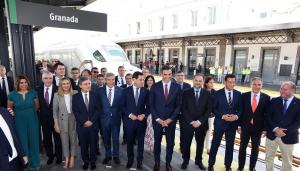 Autoridades en Granada tras llegar el primer AVE.