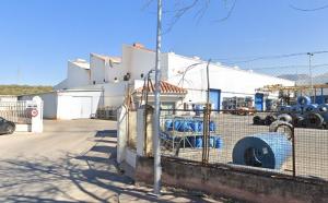 Una de las entradas a las instalaciones de la empresa, junto a la carretera de Pulianas.