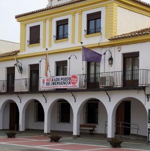 Pancarta en la fachada del Ayuntamiento de Caniles.