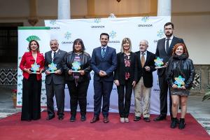 Foto de familia de los premiados, con el alcalde.