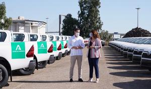 Presentación de la nueva flota de vehículos, con el presidente y la consejera.