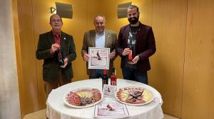 El alcalde de Huétor Vega junto al concejal de Cultura y Turismo y el presidente de Regamam.