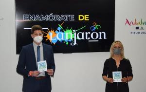 El alcalde de Lanjarón, Eric Escobedo, y la concejala de Turismo, Antonia Romero.