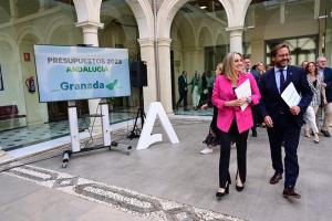 La consejera Marifrán Carazo y el delegado de la Junta en Granada, Antonio Granados, este sábado.