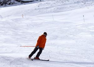 Un esquiador disfruta de la primera jornada de esquí.