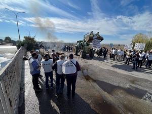 Protesta de los ganaderos a las puertas de Lactalis Puleva.