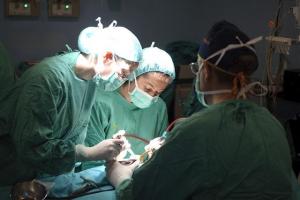 Profesionales sanitarios durante una operación.