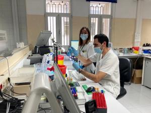 Profesionales de Microbiología determinan una prueba.