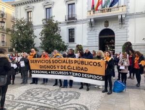 Protesta a las puertas del Ayuntamiento de Granada, este viernes. 