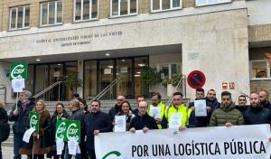 Protesta en la puerta del edificio de gobierno del Hospital Virgen de las Nieves.