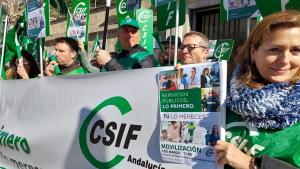 Pancarta en la protesta, frente a la sede de la Junta en Granada. 