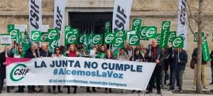 Protesta de empleados públicos este lunes en Granada.
