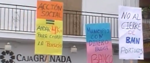 Detalle de una de las protestas contra la exclusión financiera en la Alpujarra.