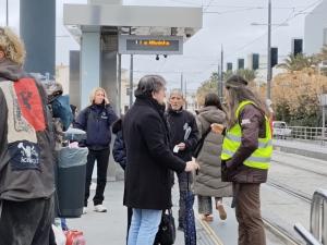 Usuarios en la parada de Sierra Nevada, este mediodía, tras el corte de la línea del Metro, sin información.