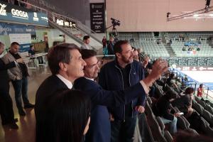 El alcalde explica al delegado del Gobierno en Andalucía el proyecto.
