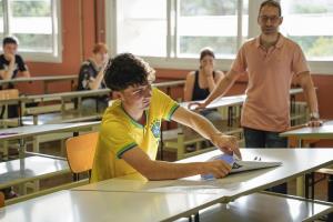 Un estudiante abre el sobre con las pruebas en la Escuela de Caminos de Granada.