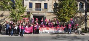 Concentración, este martes, ante la sede de la Junta.