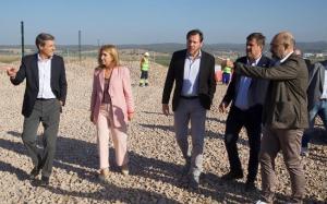 El ministro, con el delegado del Gobierno de España en Andalucía, entre otras autoridades, en su visita a las obras.