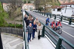 Visita de la consejera al puente en Pinos Genil.
