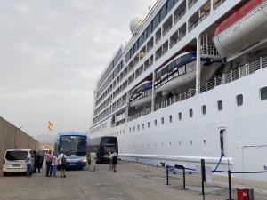 Crucero Náutica, atracado en el puerto motrileño.