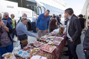 Los cruceristas prueban la rica gastronomía alpujarrreña a pie de barco.