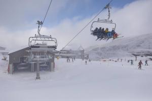 Imagen del primer día de apertura de temporada en la estación de esquí.