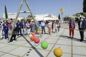 Acto de reapertura en la zona exterior del museo científico.