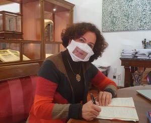 La rectora, Pilar Aranda, con una de las mascarillas comunicativas.