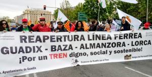 Una de las manifestaciones reivindicando la vuelta del tren Guadix-Baza-Almanzora-Lorca.