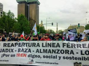 Los colectivos por el tren, este domingo en Madrid.