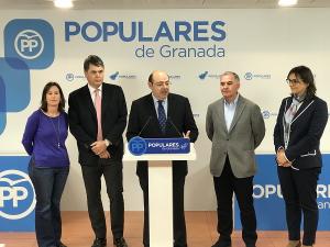 Sebastián Pérez, acompañado por los diputados y una senadora del PP, en la rueda de prensa sobre los PGE.