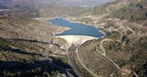 Vista del embalse y presa de Rules. 