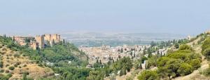 Vista de Granada, con la Alhambra, a la izquierda, desde la Abadía del Sacromonte.