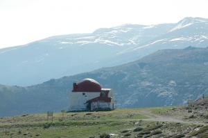 Vista del Albergue San Francisco, con su característica cúpula roja.