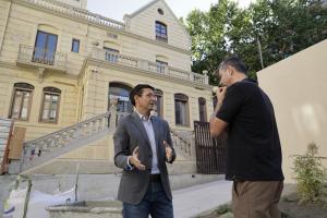 El alcalde, junto al antiguo Hospital Nuestra Señora de la Salud, que ofrece como sede.