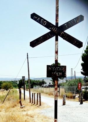 Señal ferroviaria en la antigua línea.