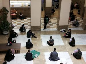 Los estudiantes durante la sentada que han protagonizado este jueves. 