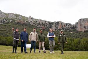  El consejero de Sostenibilidad, Medio Ambiente y Economía Azul de la Junta de Andalucía y portavoz del Gobierno andaluz, Ramón Fernández-Pacheco, durante la visita los equipamientos para uso público en la Sierra de Huétor.