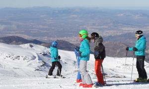 Esquiadores con sus cascos en la zona alta de la estación.