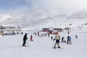 Esquiadores en esta primera jornada de apertura de la estación de Sierra Nevada. 