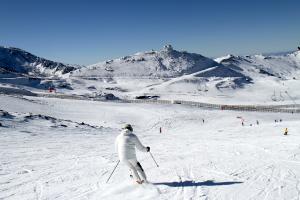 Imagen de los esquiadores disfrutando de la jornada de esquí.