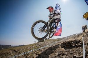 Un biker durante el descenso por el espectacular circuito. 