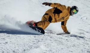 Un practicante de snowboard en una pista de la estación. 