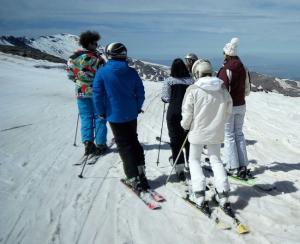 Esquiadores disfrutando de la estación de Sierra Nevada.